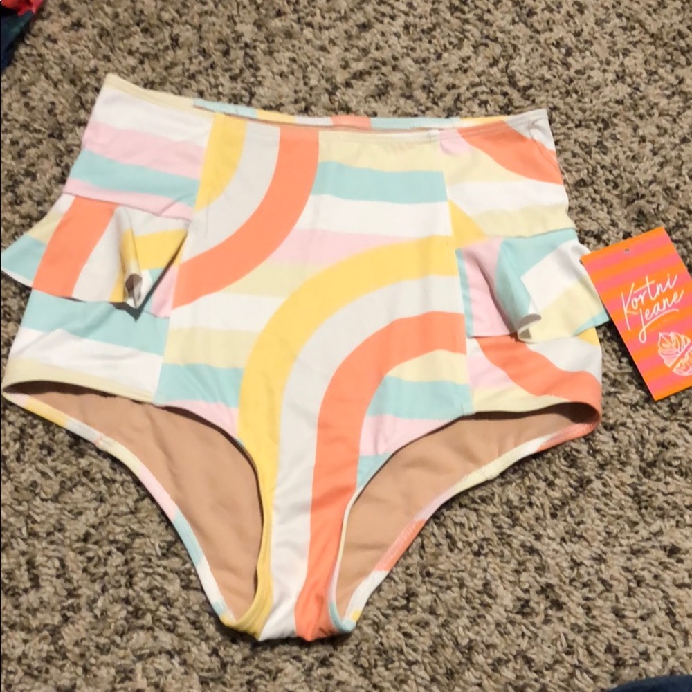 KN Hip Ruffle Bottoms